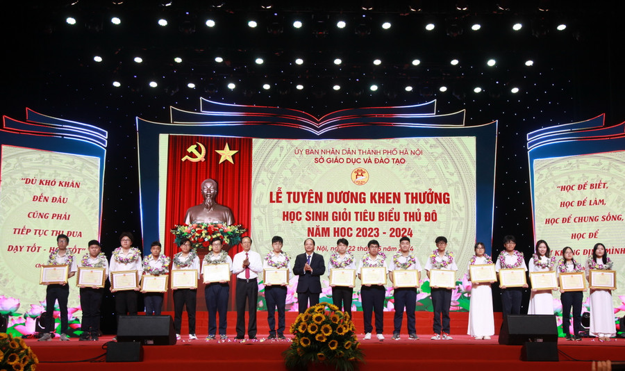 Thứ trưởng Phạm Ngọc Thưởng và Trưởng ban Tuyên giáo Thành ủy Hà Nội Nguyễn Doãn Toản tặng bằng khen của Bộ trưởng Bộ GD&ĐT cho các học sinh. Thứ trưởng Phạm Ngọc Thưởng và Trưởng ban Tuyên giáo Thành ủy Hà Nội Nguyễn Doãn Toản tặng bằng khen của Bộ trưởng Bộ GD&ĐT cho các học sinh.