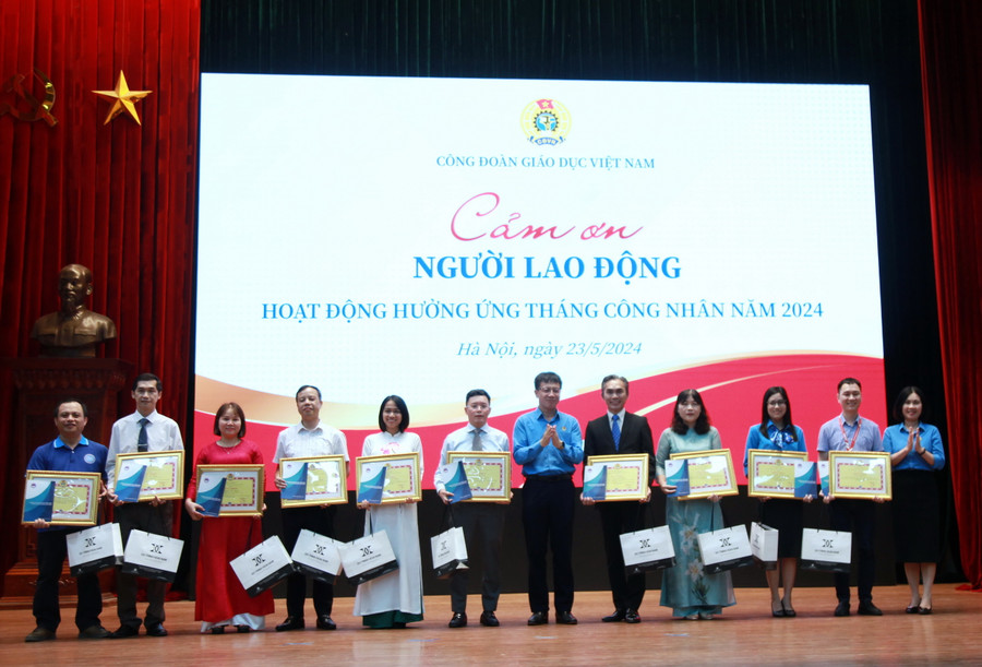 Chủ tịch Công đoàn Giáo dục Việt Nam Nguyễn Ngọc Ân tặng quà cho các nhà khoa học.