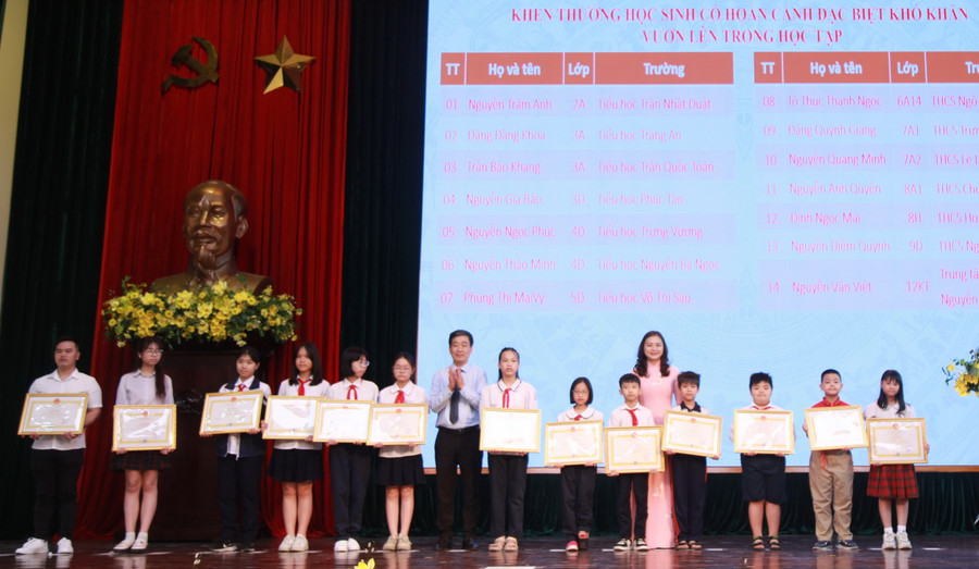 Khen thưởng học sinh có hoàn cảnh đặc biệt khó khăn vươn lên trong học tập. Khen thưởng học sinh có hoàn cảnh đặc biệt khó khăn vươn lên trong học tập.