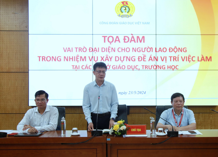 Chủ tịch Công đoàn Giáo dục Việt Nam Nguyễn Ngọc Ân phát biểu tại tọa đàm.