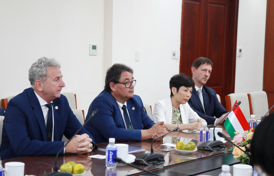 Các đại biểu phía Hungary. Các đại biểu phía Hungary.