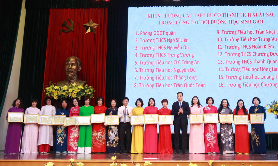 Khen thưởng các tập thể có thành tích xuất sắc trong công tác bồi dưỡng học sinh giỏi. Khen thưởng các tập thể có thành tích xuất sắc trong công tác bồi dưỡng học sinh giỏi.