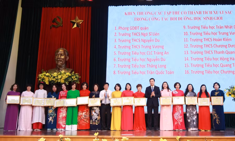 Khen thưởng các tập thể có thành tích xuất sắc trong công tác bồi dưỡng học sinh giỏi. Khen thưởng các tập thể có thành tích xuất sắc trong công tác bồi dưỡng học sinh giỏi.