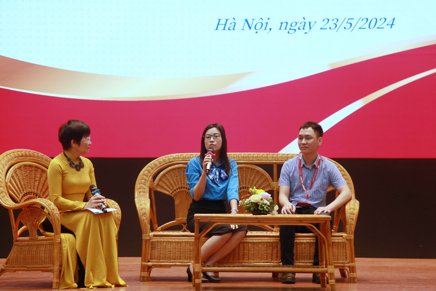 Chương trình giao lưu với các nhà khoa học.