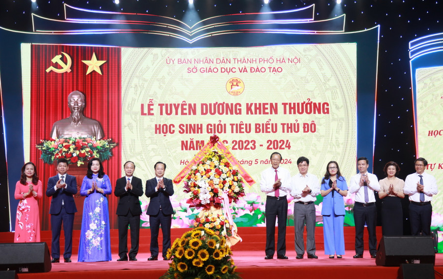 Thứ trưởng Phạm Ngọc Thưởng tặng hoa chúc mừng ngành GD-ĐT Hà Nội. Thứ trưởng Phạm Ngọc Thưởng tặng hoa chúc mừng ngành GD-ĐT Hà Nội.