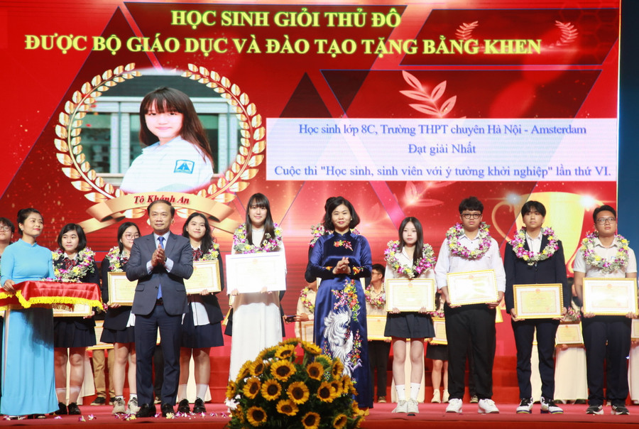 Phó Trưởng ban Thường trực Ban Dân vận Trung ương Phạm Tất Thắng, Phó Bí thư Thường trực Thành ủy Hà Nội Nguyễn Thị Tuyến trao bằng khen của Bộ trưởng Bộ GD&ĐT cho các học sinh. Phó Trưởng ban Thường trực Ban Dân vận Trung ương Phạm Tất Thắng, Phó Bí thư Thường trực Thành ủy Hà Nội Nguyễn Thị Tuyến trao bằng khen của Bộ trưởng Bộ GD&ĐT cho các học sinh.