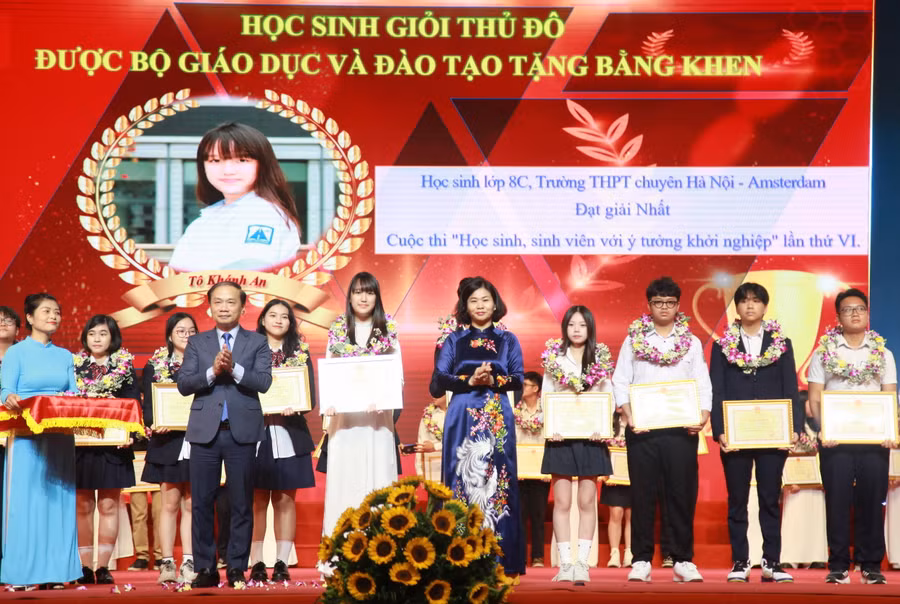 Phó Trưởng ban Thường trực Ban Dân vận Trung ương Phạm Tất Thắng, Phó Bí thư Thường trực Thành ủy Hà Nội Nguyễn Thị Tuyến trao bằng khen của Bộ trưởng Bộ GD&amp;ĐT cho các học sinh.