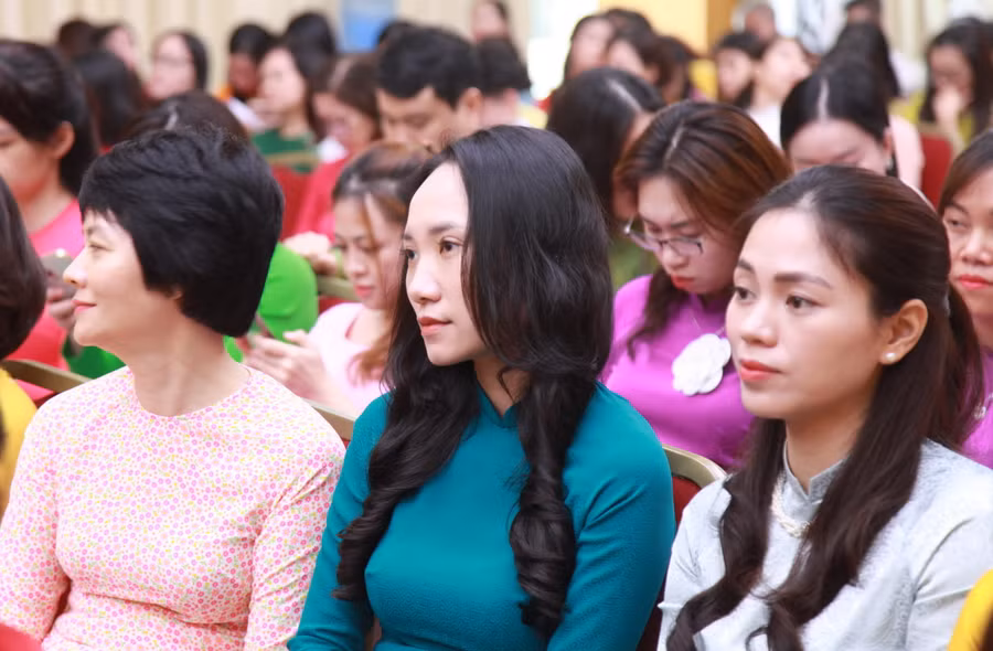 Giáo viên quận Hoàn Kiếm đạt được nhiều thành tích tại các hội thi giáo viên dạy giỏi. Giáo viên quận Hoàn Kiếm đạt được nhiều thành tích tại các hội thi giáo viên dạy giỏi.