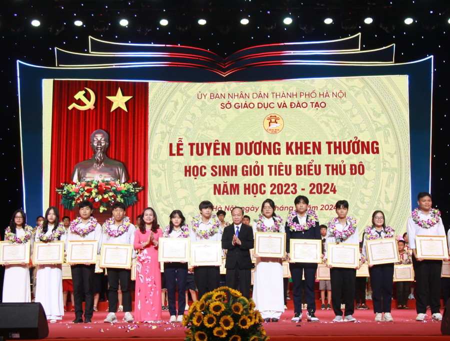 Phó Giám đốc Sở GD&ĐT Hà Nội Nguyễn Quang Tuấn và Phó Giám đốc Sở GD&ĐT Hà Nội Vương Hương Giang trao giấy khen của Sở GD&ĐT Hà Nội cho các học sinh. Phó Giám đốc Sở GD&ĐT Hà Nội Nguyễn Quang Tuấn và Phó Giám đốc Sở GD&ĐT Hà Nội Vương Hương Giang trao giấy khen của Sở GD&ĐT Hà Nội cho các học sinh.