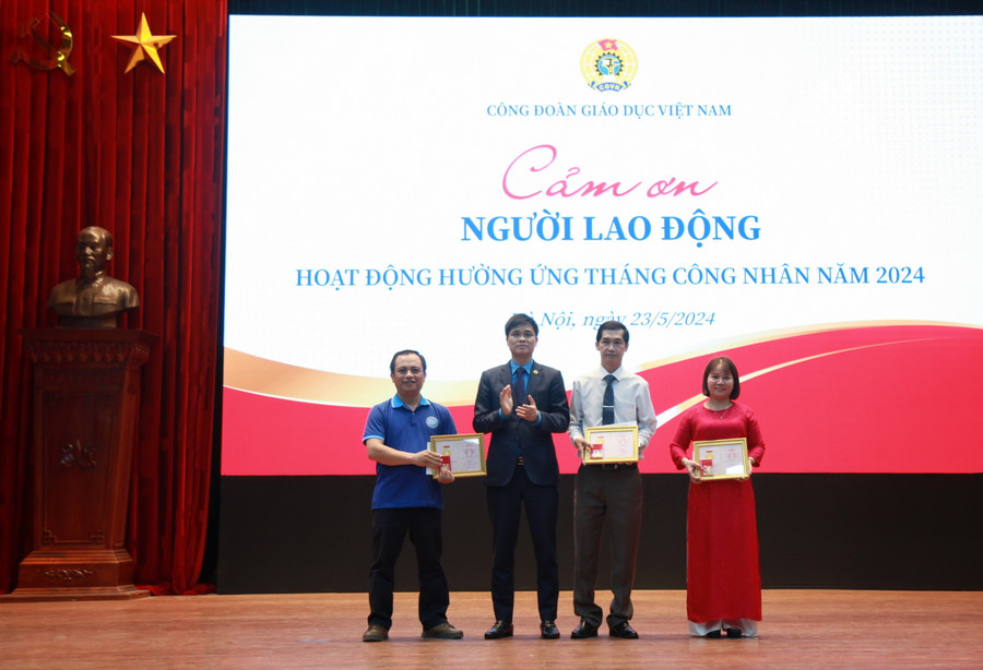Phó Chủ tịch Tổng Liên đoàn Lao động Việt Nam Ngọ Duy Hiểu trao bằng lao động sáng tạo năm 2024 cho 3 cá nhân.