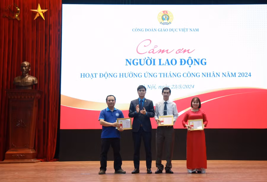 Phó Chủ tịch Tổng Liên đoàn Lao động Việt Nam Ngọ Duy Hiểu trao bằng lao động sáng tạo năm 2024 cho 3 cá nhân.