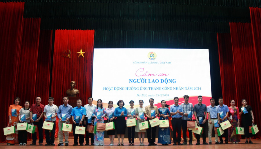 Phó Chủ tịch Công đoàn Giáo dục Việt Nam Đặng Hoàng Anh trao quà cho các nhân viên trường học.