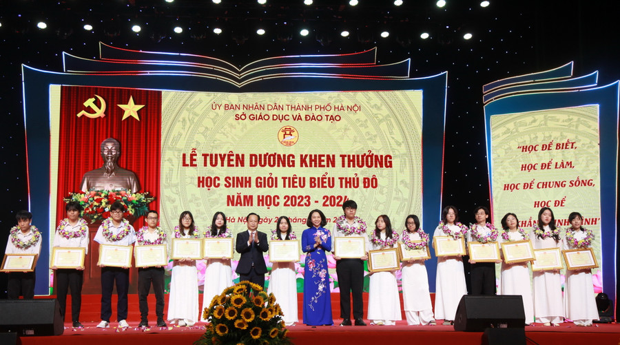 Phó Chủ tịch UBND TP Hà Nội Vũ Thu Hà và Giám đốc Sở GD&ĐT Hà Nội Trần Thế Cương trao giấy khen của Sở GD&ĐT Hà Nội cho các học sinh. Phó Chủ tịch UBND TP Hà Nội Vũ Thu Hà và Giám đốc Sở GD&ĐT Hà Nội Trần Thế Cương trao giấy khen của Sở GD&ĐT Hà Nội cho các học sinh.