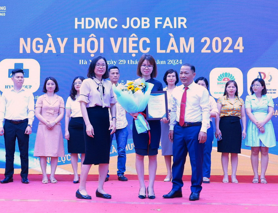 Ban tổ chức tặng hoa tri ân các doanh nghiệp đồng hành cùng ngày hội.