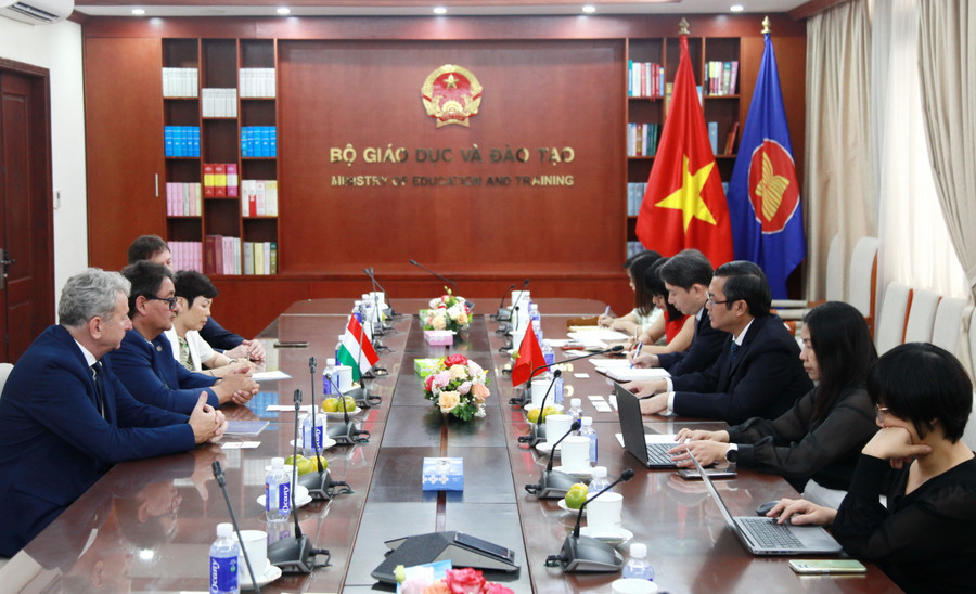 Quang cảnh buổi làm việc. Quang cảnh buổi làm việc.