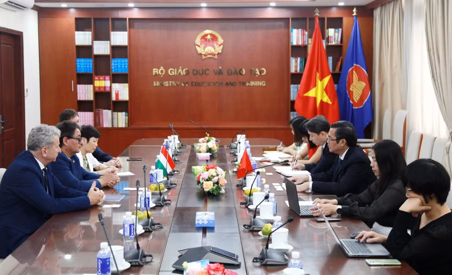 Quang cảnh buổi làm việc.