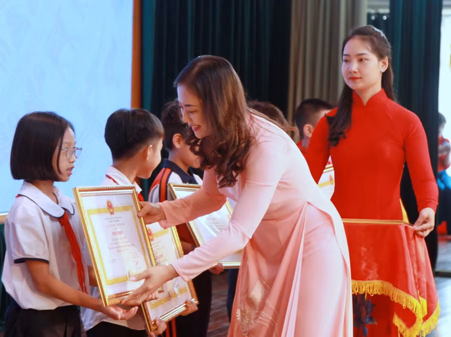 Phó trưởng phòng GD&ĐT quận Hoàn Kiếm Hoàng Minh Hằng trao giấy khen cho các học sinh. Phó trưởng phòng GD&ĐT quận Hoàn Kiếm Hoàng Minh Hằng trao giấy khen cho các học sinh.