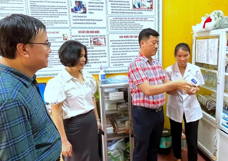 Đoàn công tác kiểm tra phòng y tế tại điểm thi Trường THCS Nguyễn Du (huyện Sóc Sơn).