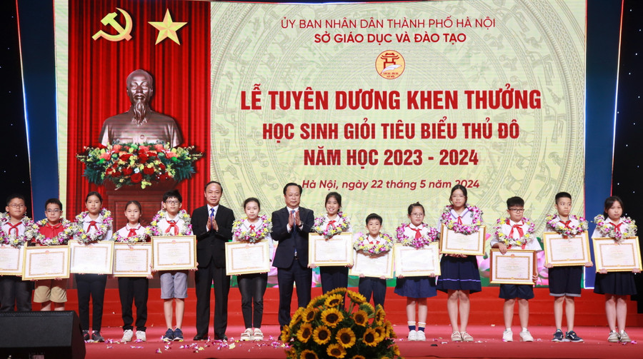 Giám đốc Sở GD&ĐT Hà Nội Trần Thế Cương và Phó Giám đốc Sở GD&ĐT Hà Nội Nguyễn Quang Tuấn trao giấy khen của Sở GD&ĐT Hà Nội cho các học sinh. Giám đốc Sở GD&ĐT Hà Nội Trần Thế Cương và Phó Giám đốc Sở GD&ĐT Hà Nội Nguyễn Quang Tuấn trao giấy khen của Sở GD&ĐT Hà Nội cho các học sinh.