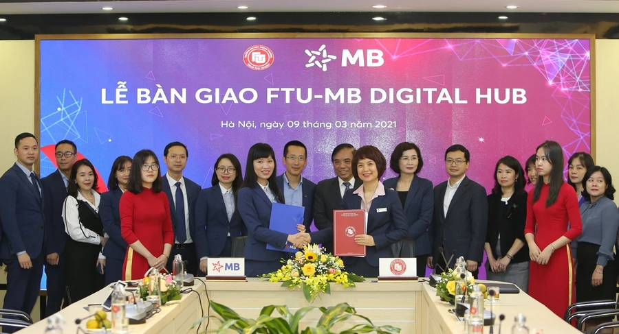 Bà Trần Thị Bảo Quế - Thành viên Ban điều hành MB và PGS.TS Phạm Thu Hương – Phó Hiệu trưởng FTU tại lễ bàn giao “FTU-MB Digital Hub”.