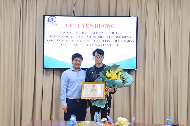 TS.Dương Trung Kiên trao giấy khen và khen thưởng cho đội đạt huy chuơng vàng cuộc thi “phát minh sáng chế quốc tế vacsava lần thứ 4”.