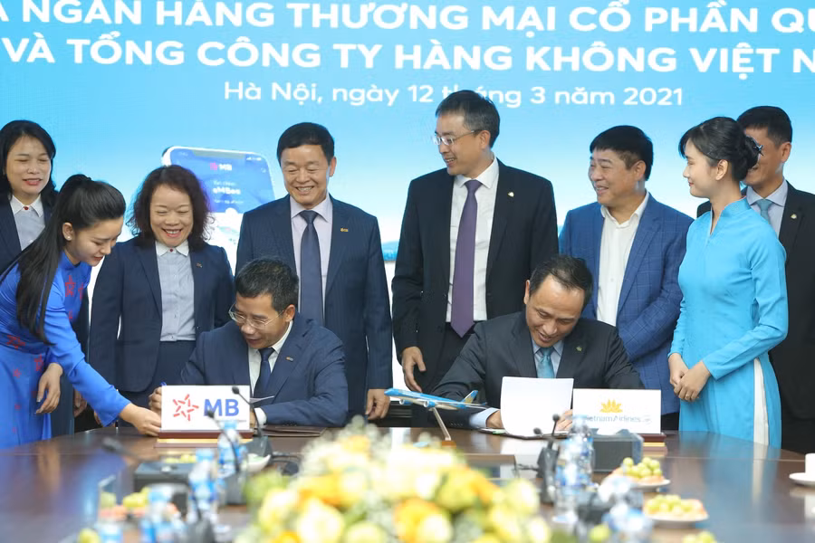 Lễ ký kết diễn ra dưới sự chứng kiến của đại diện cả hai bên.