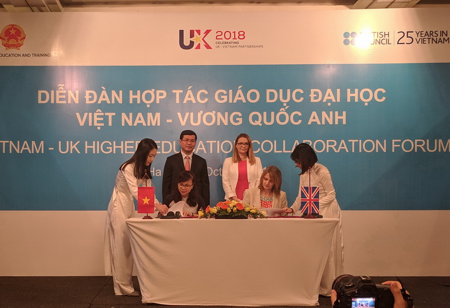 Thứ trưởng Bộ GD&ĐT Nguyễn Văn Phúc, Bộ trưởng Bộ Giáo dục Xứ Wales Kirsty Williams chứng kiến lễ kí kết hợp tác giữa Bộ Giáo dục hai nước.