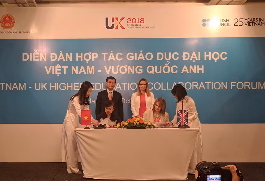 Thứ trưởng Bộ GD&ĐT Nguyễn Văn Phúc, Bộ trưởng Bộ Giáo dục Xứ Wales Kirsty Williams chứng kiến lễ kí kết hợp tác giữa Bộ Giáo dục hai nước.