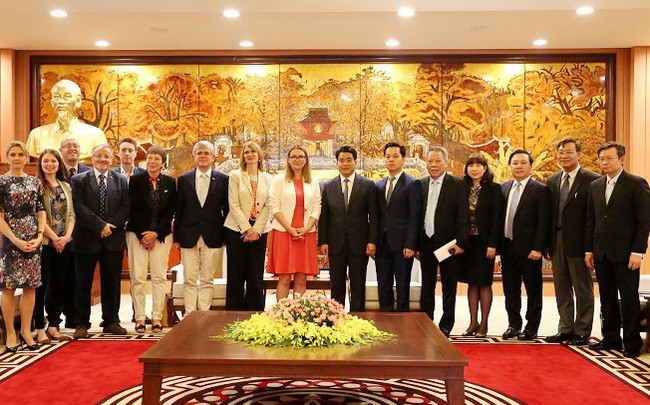 Các đại biểu chụp ảnh lưu niệm Các đại biểu chụp ảnh lưu niệm