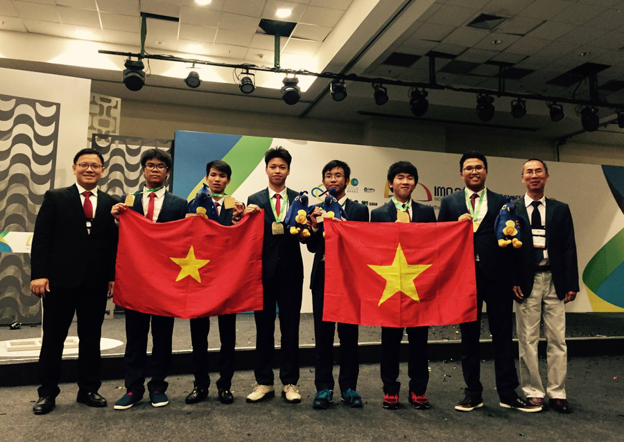 Các thầy Lê Anh Vinh và Lê Bá Khánh Trình chung niềm vui với các học sinh đoạt huy chương Olympic Toán quốc tế Các thầy Lê Anh Vinh và Lê Bá Khánh Trình chung niềm vui với các học sinh đoạt huy chương Olympic Toán quốc tế