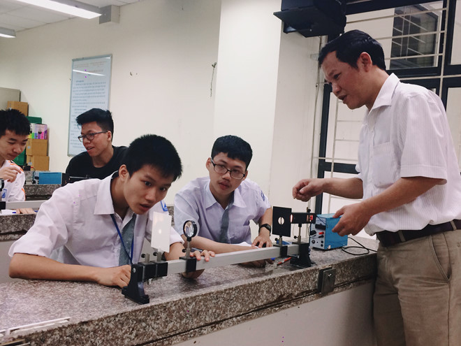 Đinh Anh Dũng (bên phải)- HCV Olympic Vật lý quốc tế 2017 trong giờ thực hành tại trường THPT chuyên Hà Nội Amsterdam Đinh Anh Dũng (bên phải)- HCV Olympic Vật lý quốc tế 2017 trong giờ thực hành tại trường THPT chuyên Hà Nội Amsterdam