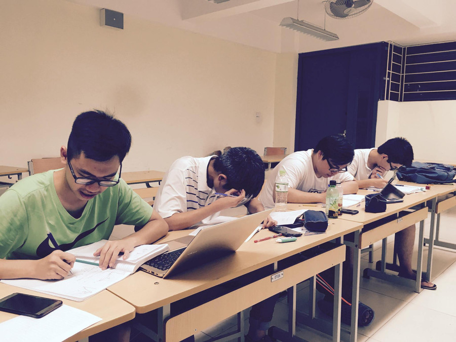 Các thành viên đội tuyển Olympic Hóa học ôn luyện đến ngày cuối cùng trước khi lên đường Các thành viên đội tuyển Olympic Hóa học ôn luyện đến ngày cuối cùng trước khi lên đường