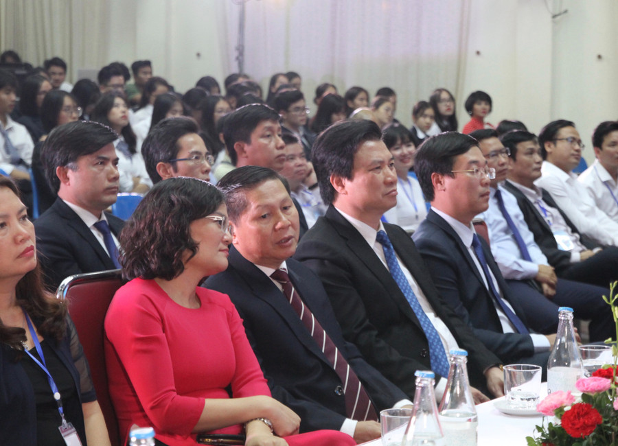 Các đại biểu dự buổi lễ Các đại biểu dự buổi lễ