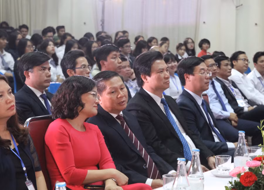 Các đại biểu dự buổi lễ Các đại biểu dự buổi lễ