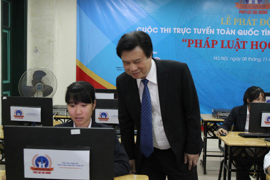 Thứ trưởng Bộ GD& ĐT Nguyễn Hữu Độ tham quan phòng thi Thứ trưởng Bộ GD& ĐT Nguyễn Hữu Độ tham quan phòng thi