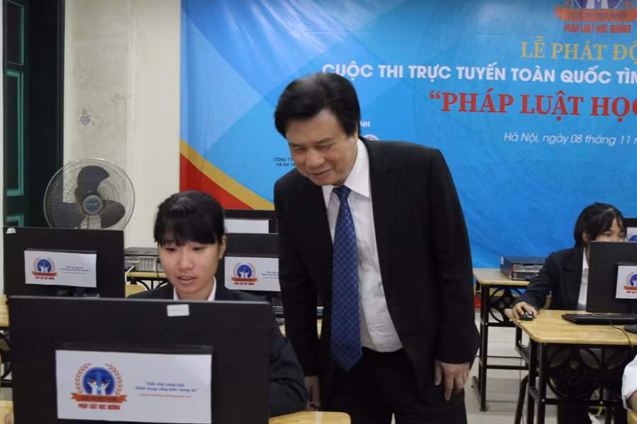 Thứ trưởng Bộ GD& ĐT Nguyễn Hữu Độ tham quan phòng thi Thứ trưởng Bộ GD& ĐT Nguyễn Hữu Độ tham quan phòng thi