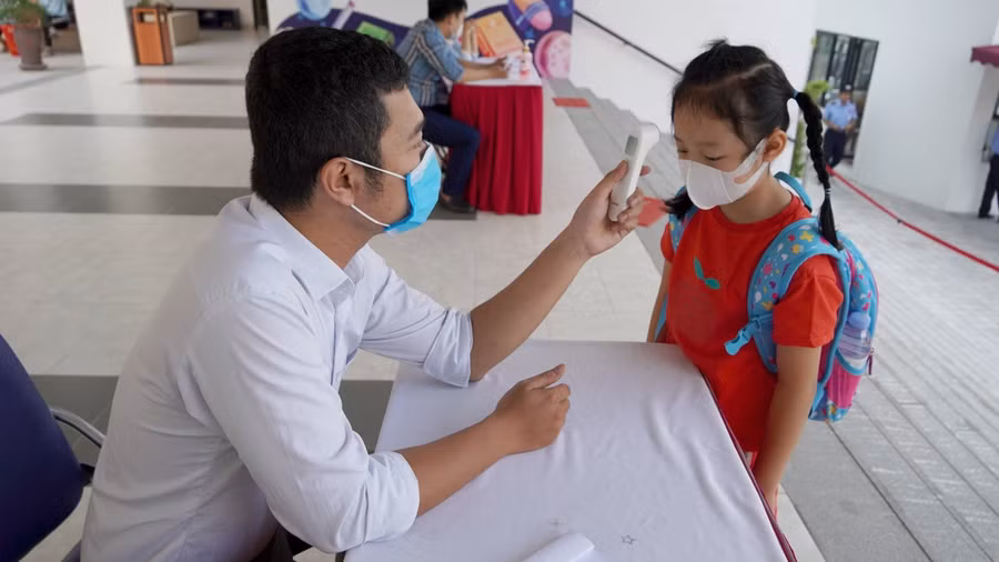 Hà Nội yêu cầu giáo viên, học sinh đeo khẩu trang từ nhà đến trường