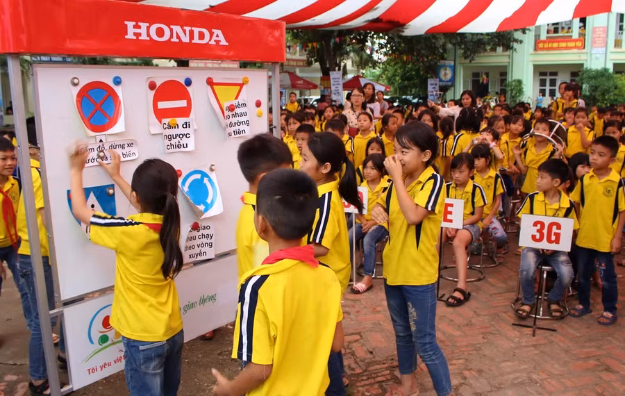Học sinh tham gia tìm hiểu về luật An toàn giao thông. 