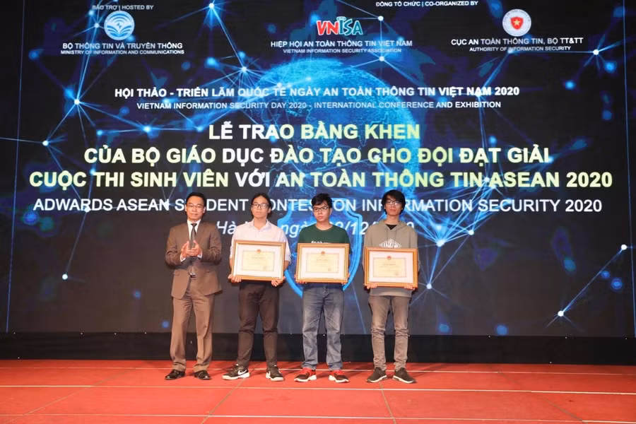 Thứ trưởng Bộ GD&amp;ĐT Hoàng Minh Sơn trao bằng khen của Bộ trưởng Bộ GD&amp;ĐT cho 3 sinh viên đoạt giải Nhất, Nhì cuộc thi Sinh viên với An toàn thông tin ASEAN 2020