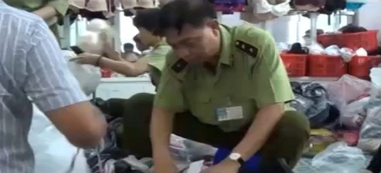 Đột kích lò gia công quần áo giả thương hiệu nổi tiếng