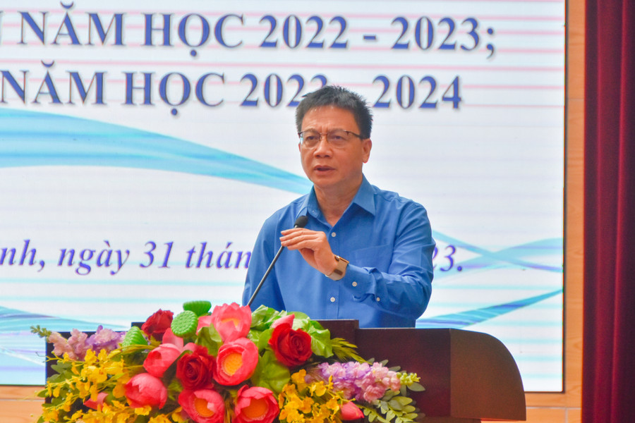 Ông Nguyễn Ngọc Ân, Chủ tịch Công đoàn Giáo dục Việt Nam, phát biểu tại Hội nghị. Ông Nguyễn Ngọc Ân, Chủ tịch Công đoàn Giáo dục Việt Nam, phát biểu tại Hội nghị.