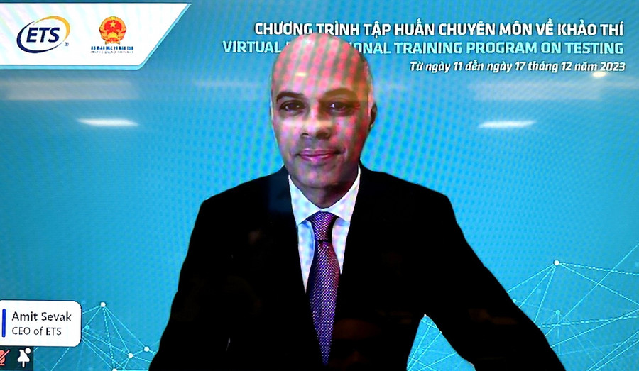 Ông Amit Sevak - Giám đốc điều hành Viện Khảo thí giáo dục Hoa Kỳ (ETS) - trao đổi trực tuyến từ điểm cầu Hoa Kỳ. Ông Amit Sevak - Giám đốc điều hành Viện Khảo thí giáo dục Hoa Kỳ (ETS) - trao đổi trực tuyến từ điểm cầu Hoa Kỳ.