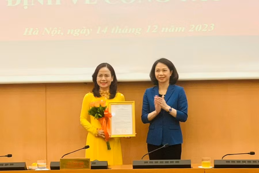 Phó Chủ tịch UBND TP Hà Nội Vũ Thu Hà trao quyết định bổ nhiệm cho bà Vương Hương Giang.