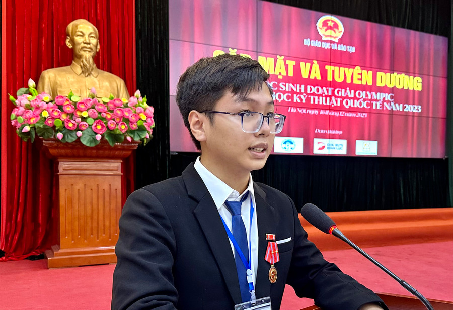 Em Đinh Cao Sơn, học sinh Trường THPT chuyên Hà Tĩnh, huy chương Vàng Olympic Hoá học quốc tế. Em Đinh Cao Sơn, học sinh Trường THPT chuyên Hà Tĩnh, huy chương Vàng Olympic Hoá học quốc tế.