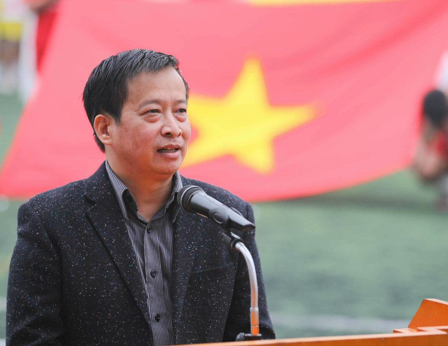 Ông Nguyễn Thanh Bình - Trưởng ban tổ chức giải phát biểu chúc mừng và động viên các cầu thủ trước trận đấu.