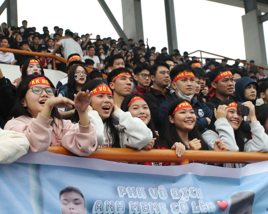 Đông đảo cổ động viên đến sân vận động Trung tâm thể thao quận Tây Hồ theo dõi, cổ vũ các cầu thủ.