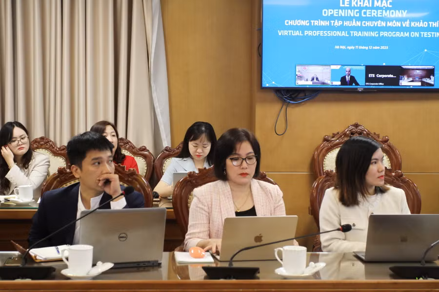 Các đại biểu dự chương trình tập huấn tại điểm cầu Bộ GD&amp;ĐT.