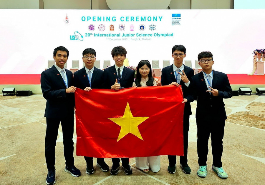 Hoàng Phạm Minh Khánh cùng các bạn trong đội tuyển Việt Nam tham dự IJSO năm 2023.