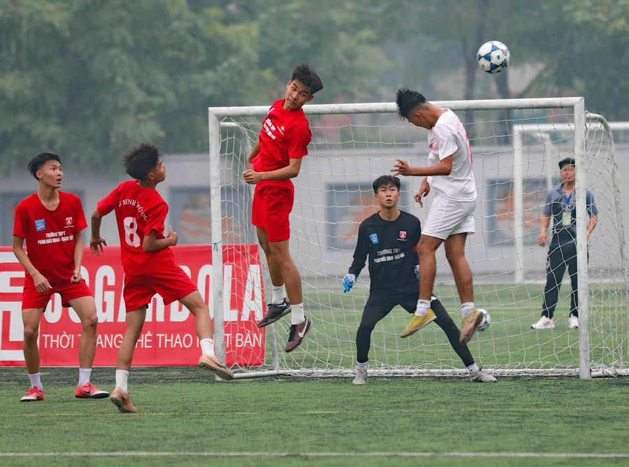 Một pha bóng trong trận chung kết.