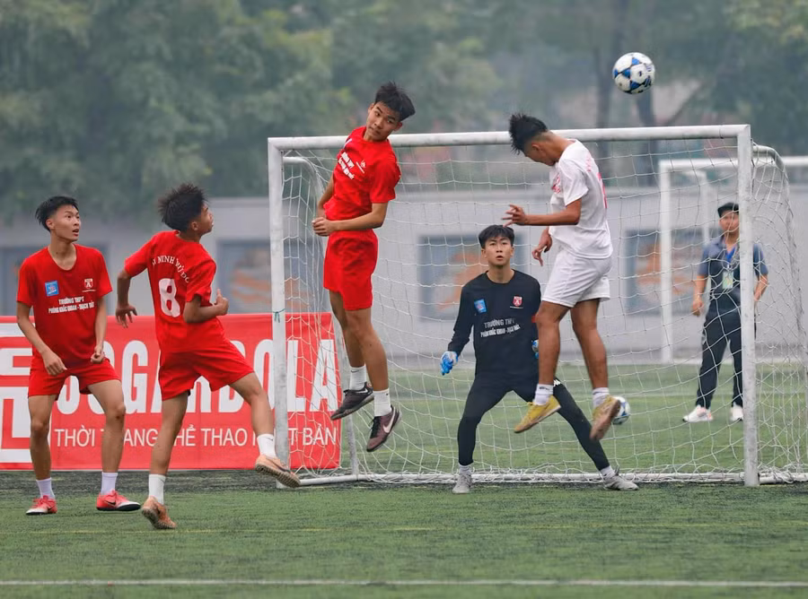 Một pha bóng trong trận chung kết.